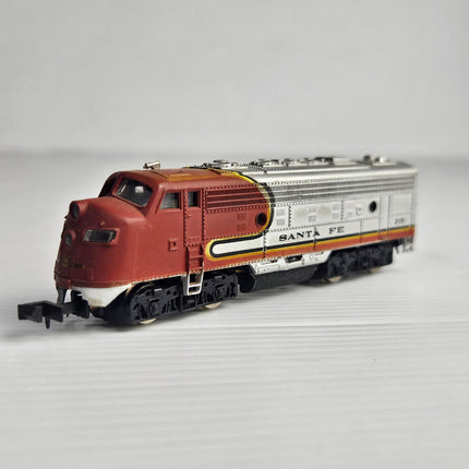 Bachmann N Scale Santa Fe F7A diesel locomotive No. 215 in classic ATSF Warbonnet red and silver livery for model railway layouts and collectors. 2