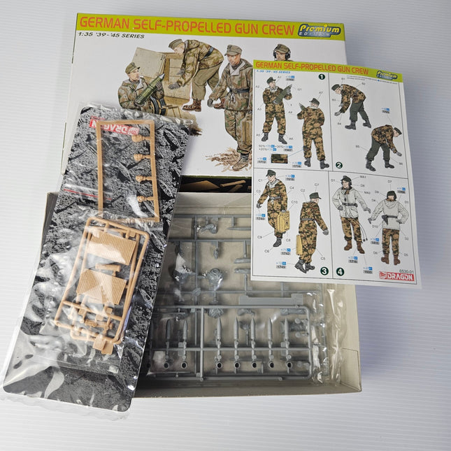 Dragon kit 6530 German self-propelled gun crew figures and accessories