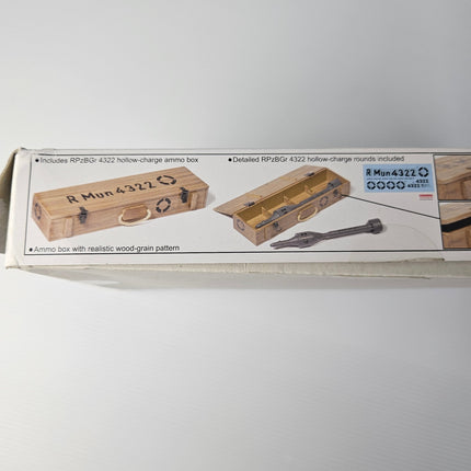 Dragon RPzBGr 4322 hollow-charge ammunition box and rounds